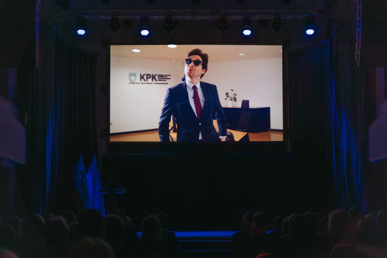 Tilen Artač med eno od svojih satir: "dr. Poštenčič"