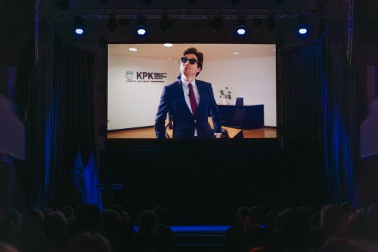 Tilen Artač med eno od svojih satir: "dr. Poštenčič"