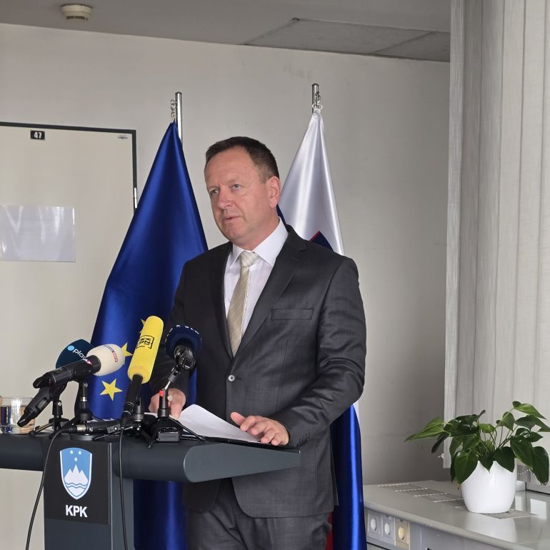Predsednik Komisije dr. Robert Šumi