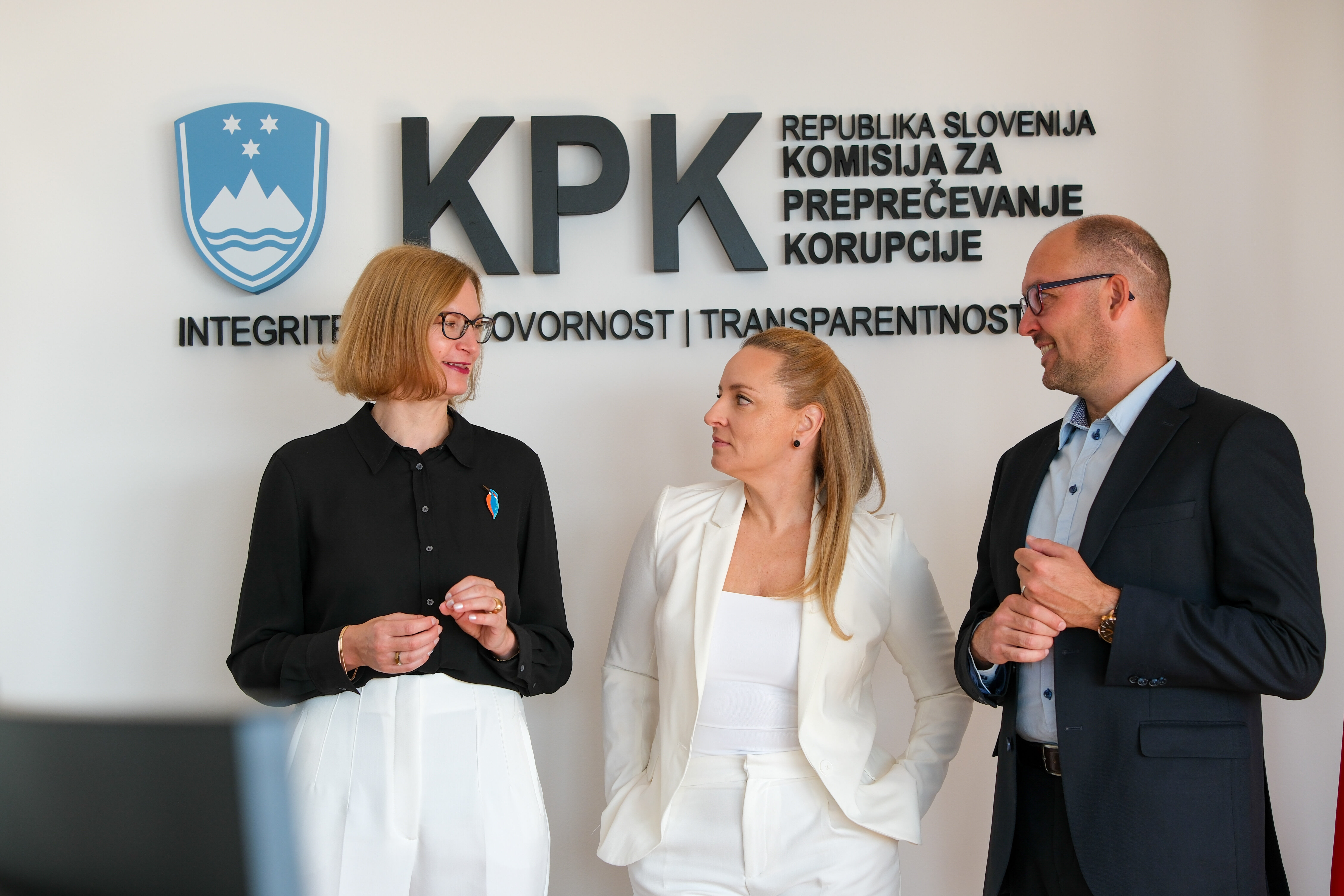 Komisija je priporočila sprejela prejšnji teden in jih danes posredovala Vladi, Državnemu zboru in Državnemu svetu, pri čemer pričakuje odgovor nanje v roku treh mesecev.