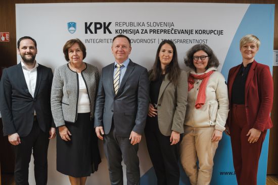 Govorci na okrogli mizi (z leve): Marko Funkl, Nevenka Kržan, dr. Robert Šumi, Barbara Eržen, dr. Barbara Rajgelj in Katja Mihelič Sušnik
