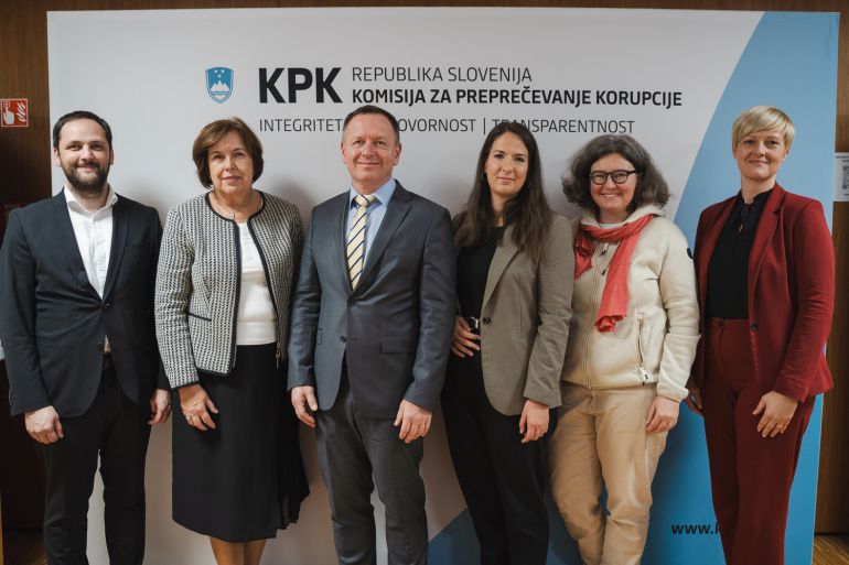 Govorci na okrogli mizi (z leve): Marko Funkl, Nevenka Kržan, dr. Robert Šumi, Barbara Eržen, dr. Barbara Rajgelj in Katja Mihelič Sušnik