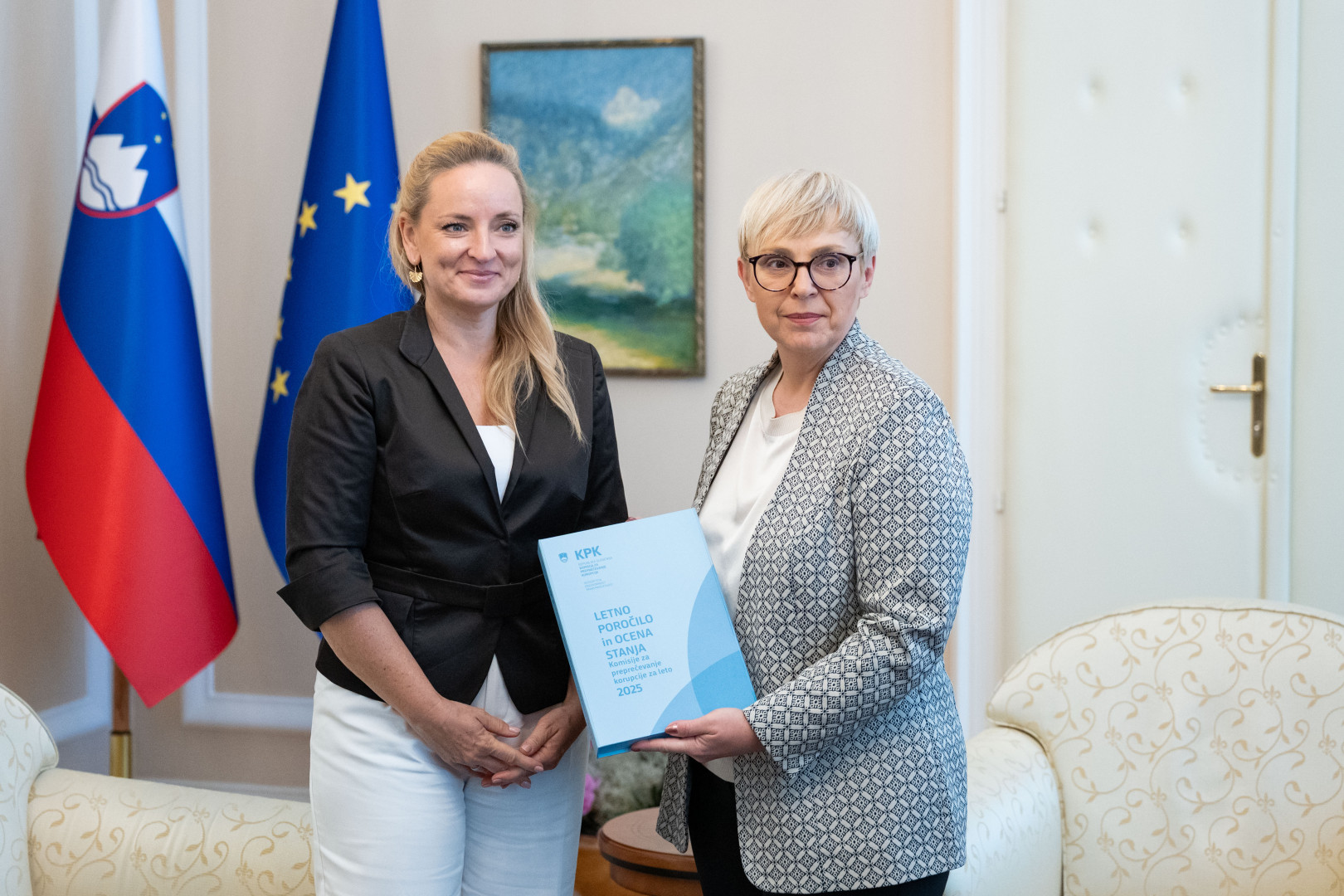 Predsednica Komisije je predsednici Republike predala poročilo o delu Komisije za leto 2025. Foto: Boštjan Podlogar/UPRS