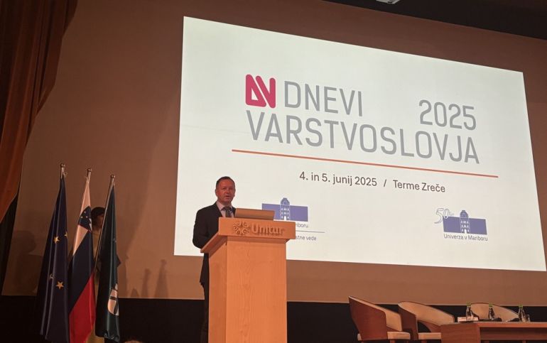 Dr. Robert Šumi med uvodnim nagovorom