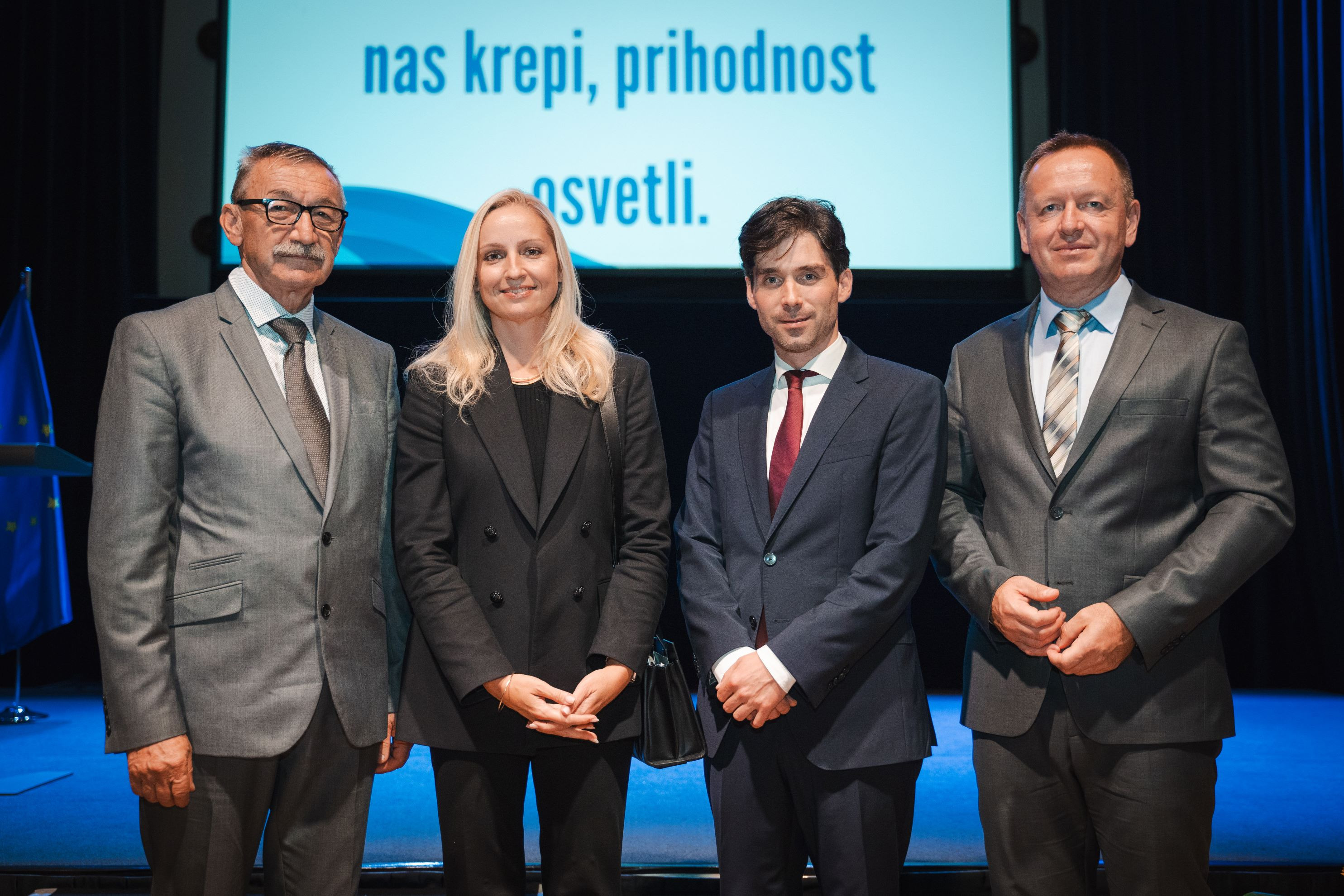 Predsednik Komisije dr. Robert Šumi z novimi ambasadorji integritete Srečkom Šestanom, poveljnikom Civilne zaščite RS, Ano Lukner Roljić, humanitarko in podjetnico, in Tilnom Artačem, akademskim glasbenikom, satirikom in imitatorjem