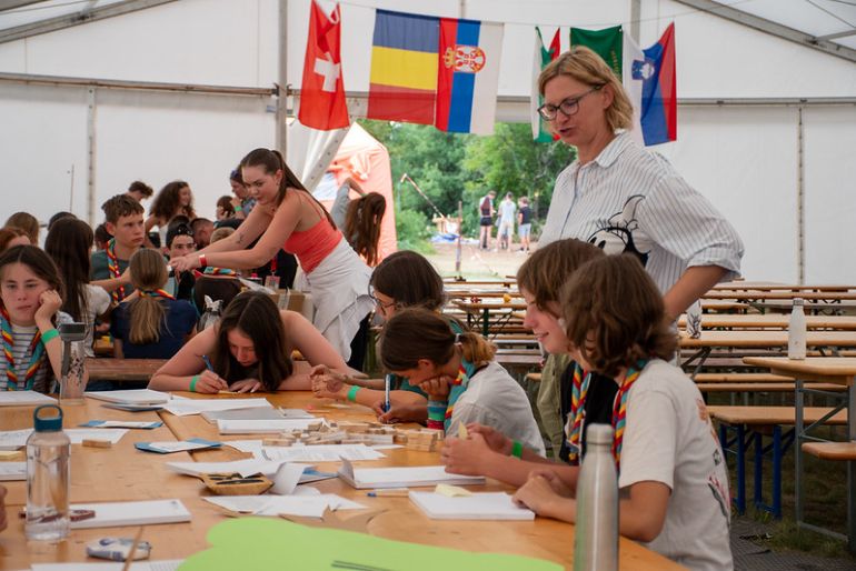 Namestnica predsednika Komisije Tina Divjak med delavnico