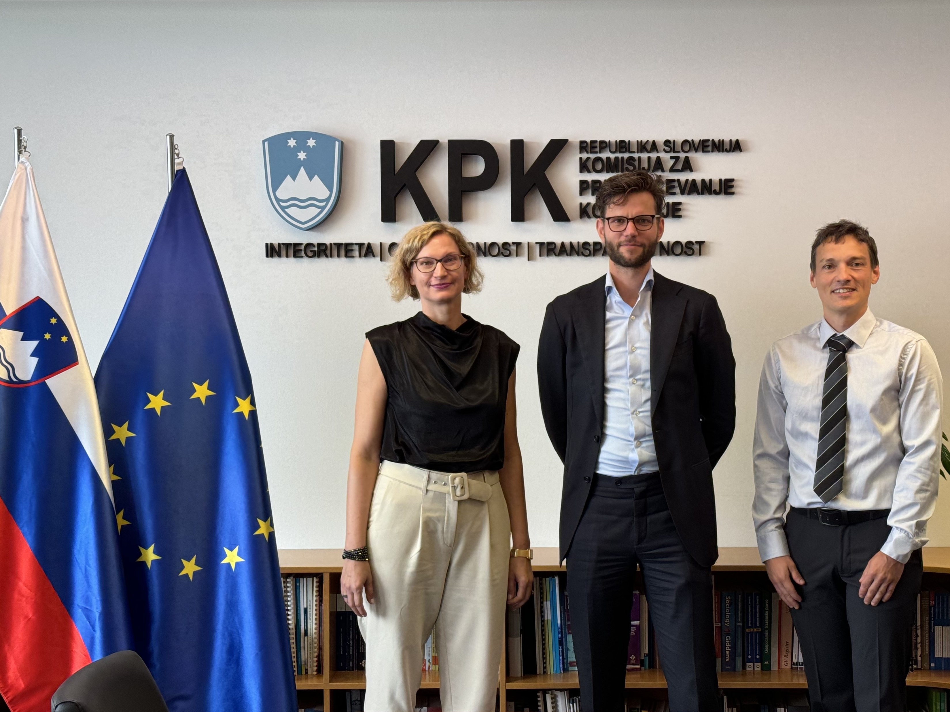 Namestnica predsednika Komisije Tina Divjak, namestnik nizozemskega veleposlanika Bram van Lieshout in namestnik predsednika Komisije David Lapornik