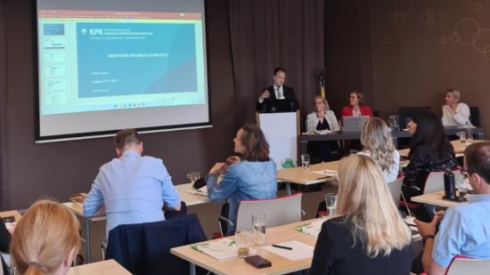 Žarko Lipovec med predavanjem na posvetu Uradnega lista. Foto: Uradni list