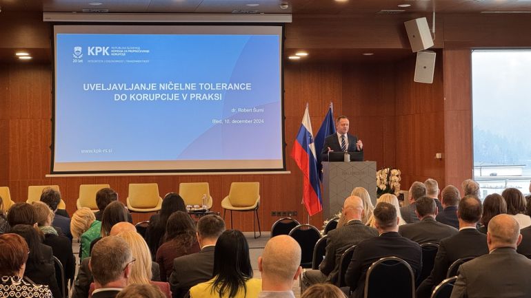 Predsednik Komisije dr. Robert Šumi med nagovorom