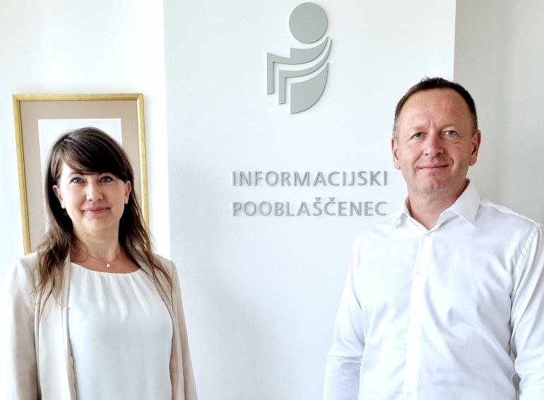 Informacijska pooblaščenka dr. Jelena Virant Burnik in predsednik Komisije dr. Robert Šumi. Foto: Informacijski pooblaščenec