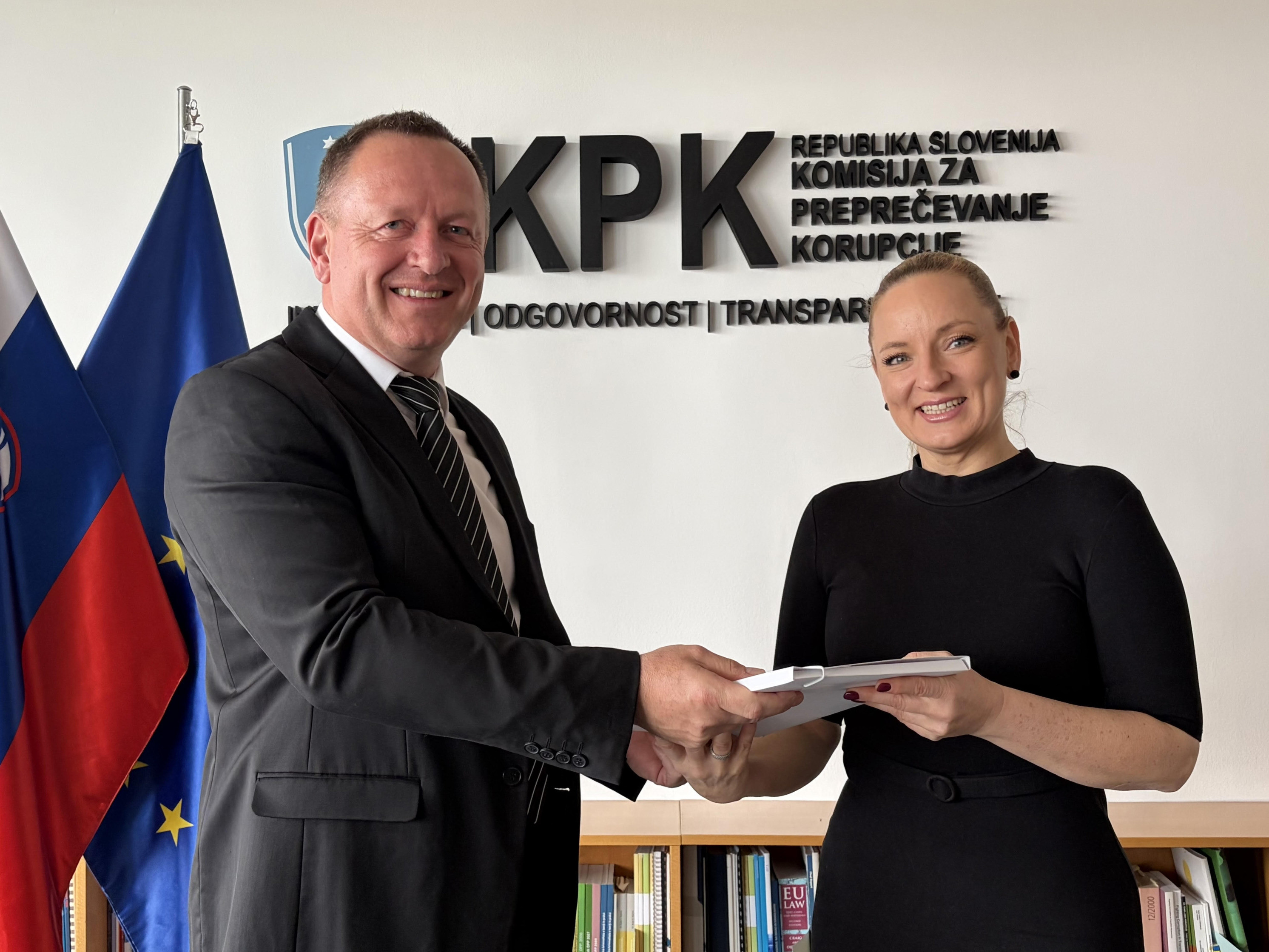 Tako dosedanji predsednik kot tudi nova predsednica Katarina Bervar Sternad sta ob predaji poslov soglašala, da vsaka oblast, ki bo iskreno želela doseči napredek pri preprečevanju korupcije, ne bo posegala v samostojnost in neodvisnost Komisije.