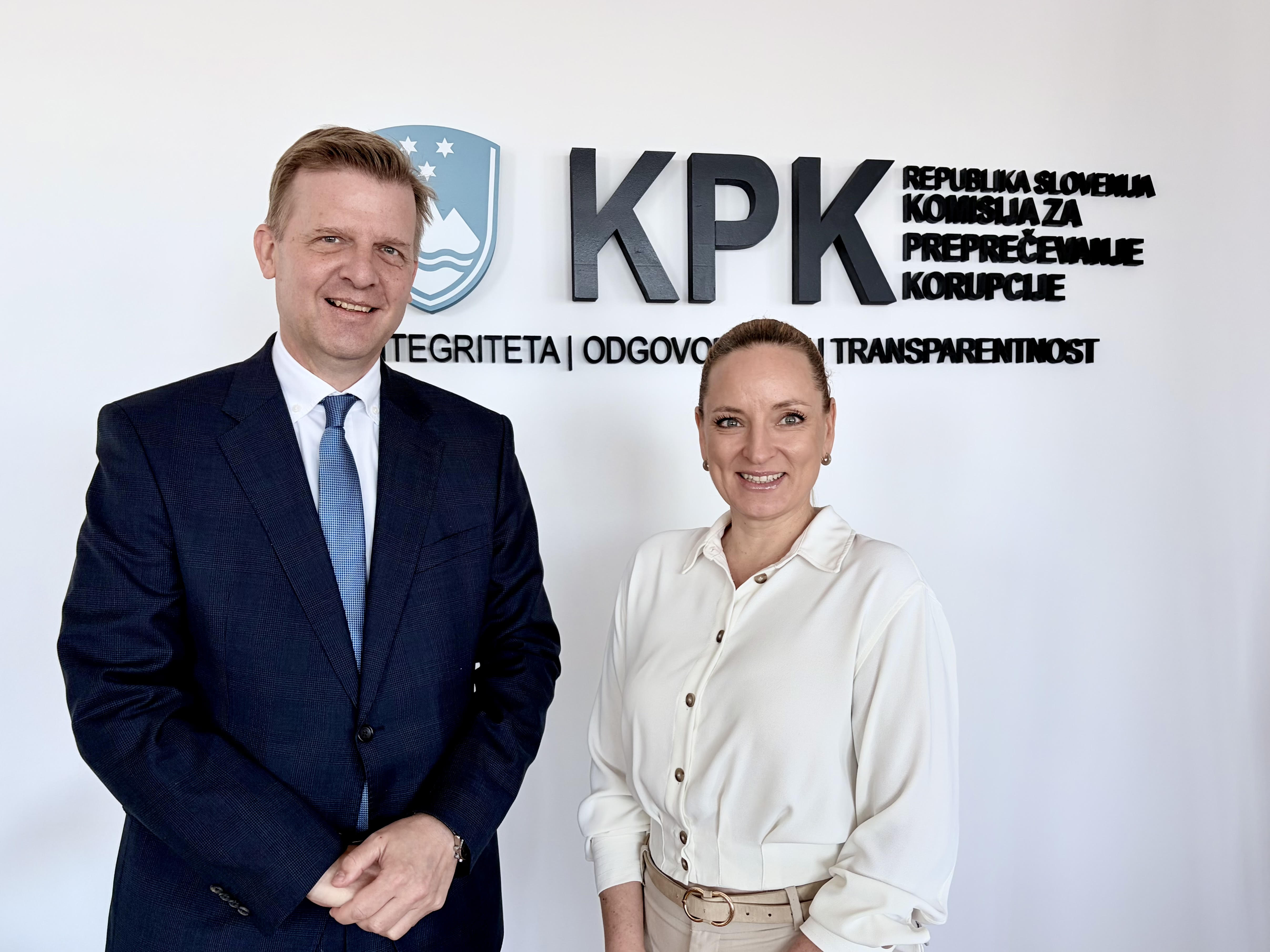 Veleposlanik Avstrije Konrado Bühler in predsednica Komisije Katarina Bervar Sternad