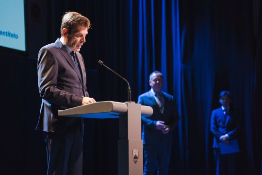 Nekdanji direktor Zavoda RS za šolstvo dr. Vinko Logaj med zahvalnim govorom ob prejemu priznanja za integritetno ravnanje