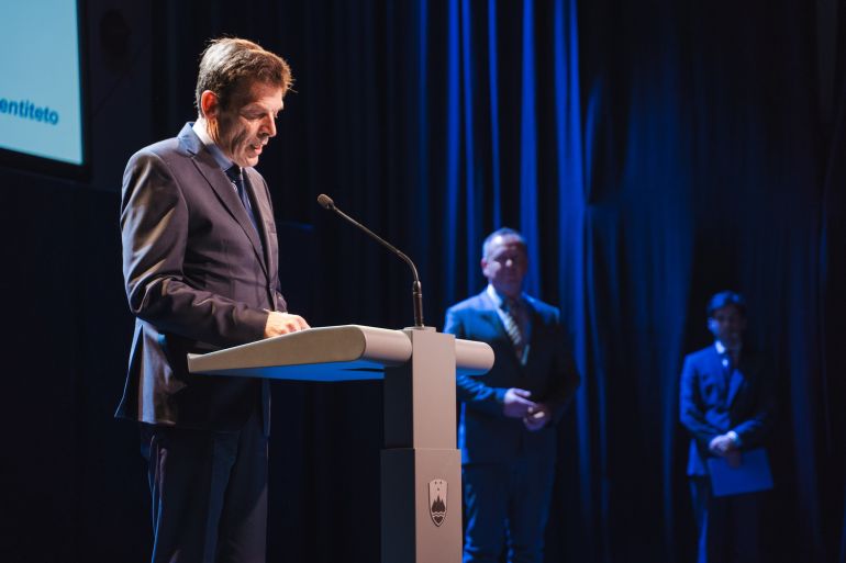 Nekdanji direktor Zavoda RS za šolstvo dr. Vinko Logaj med zahvalnim govorom ob prejemu priznanja za integritetno ravnanje