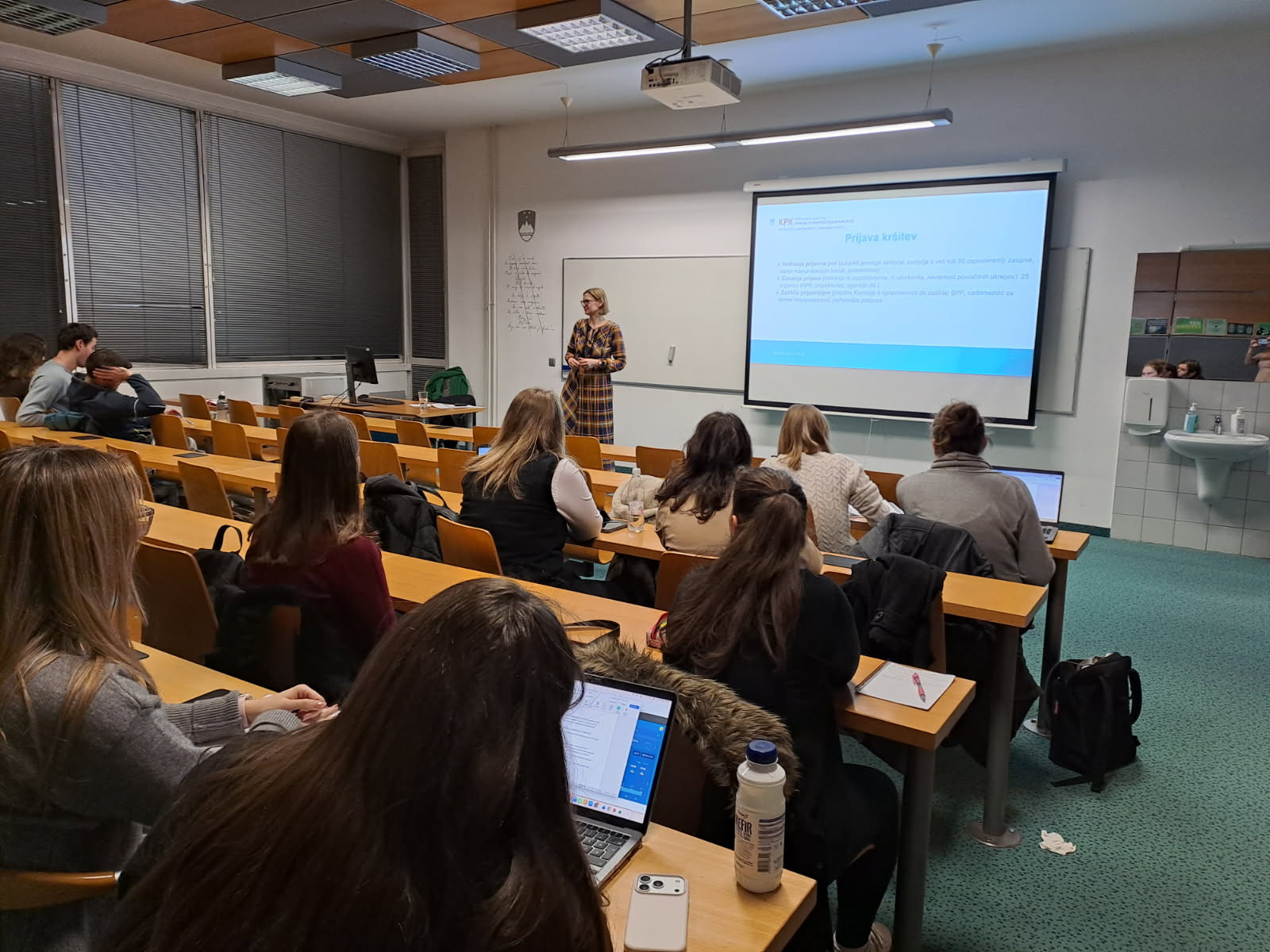 Namestnica predsednika Tina Divjak med predavanjem