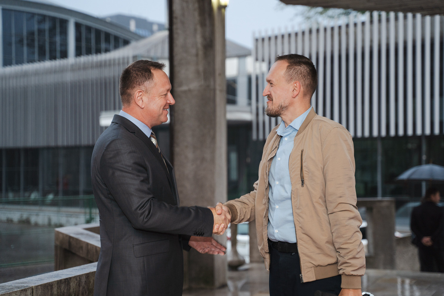 predsednik Komisije dr. Robert Šumi in predsednik Združenja notranjih revizorjev IIA dr. Matej Drašček