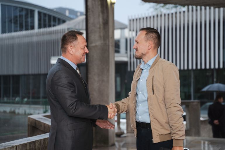 predsednik Komisije dr. Robert Šumi in predsednik Združenja notranjih revizorjev IIA dr. Matej Drašček