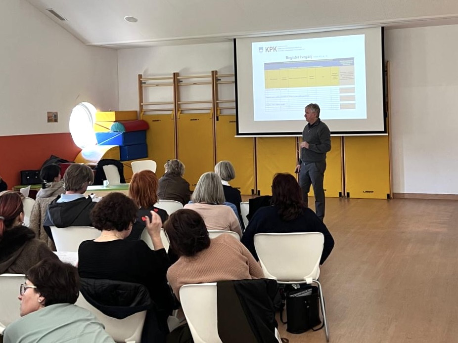 Habjan Barborič in Rojko (na fotografiji) sta na usposabljanju izpostavila ključne novosti.