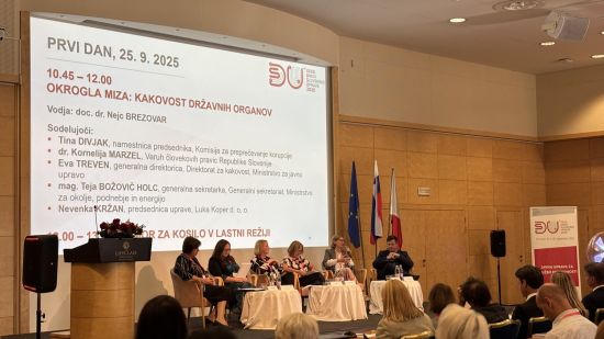 Tina Divjak (druga z desne) na okrogli mizi na Dnevih slovenske uprave 2025. Foto: Fakulteta za upravo UL
